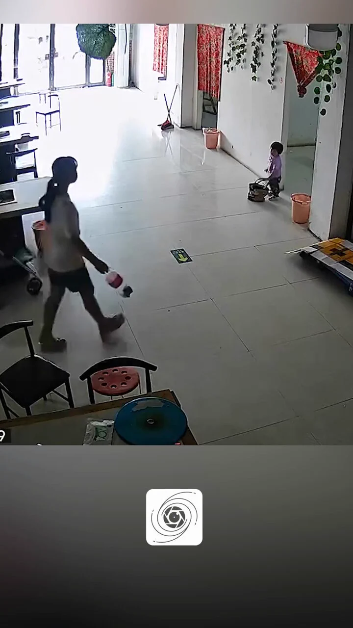 【“老头乐”冲进店铺，10岁女孩快速反应抱起妹妹逃过一劫】6月2日，河南周口。一辆“老头乐”冲入店里，马上要撞到李先生的小孙女时，大孙女一把抱起妹妹。李先生称大孙女十岁多，开车的是一名老人，让其修了门，未向其索要其他赔偿。 https://t.co/T6tH7oFsVf