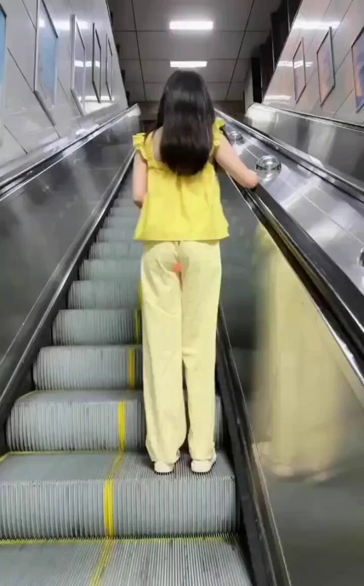 来自直播间的实况视频，猜猜裤子里红色的是什么呀！！！！！！！！到最后忍不住的水从裤腿流出来了！ https://t.co/3MpkqkS5jq