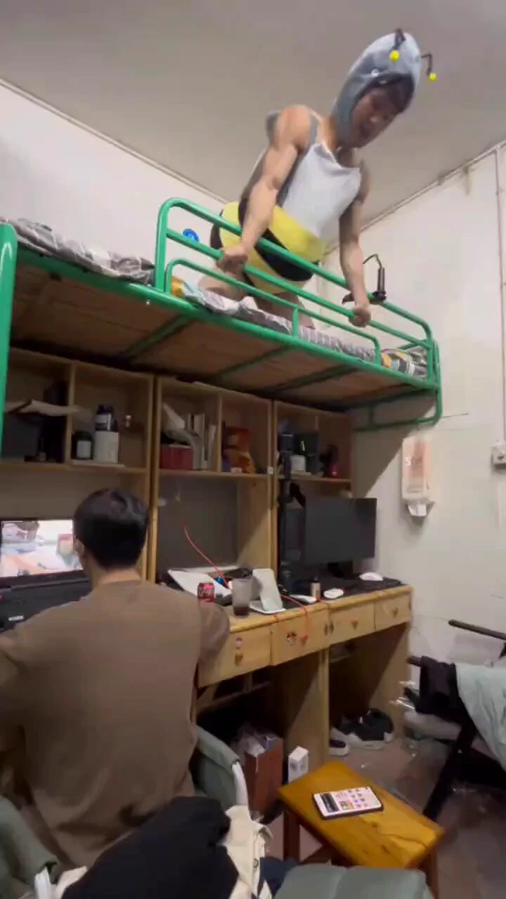 快看，这里有一只强壮的大学生蜜蜂🐝 https://t.co/C6oGK2Ufdk
