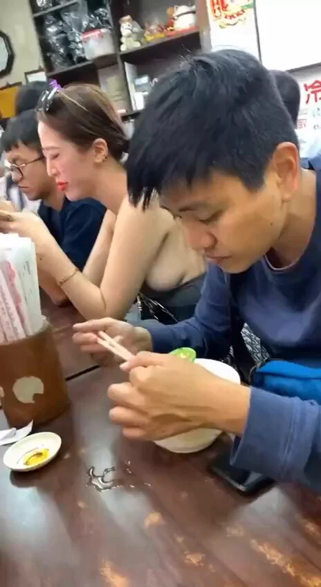 大老爷们儿吃个馄饨娘们唧唧的，就不能大口吃？最烦这种了😑 https://t.co/J2K8G9FpD4