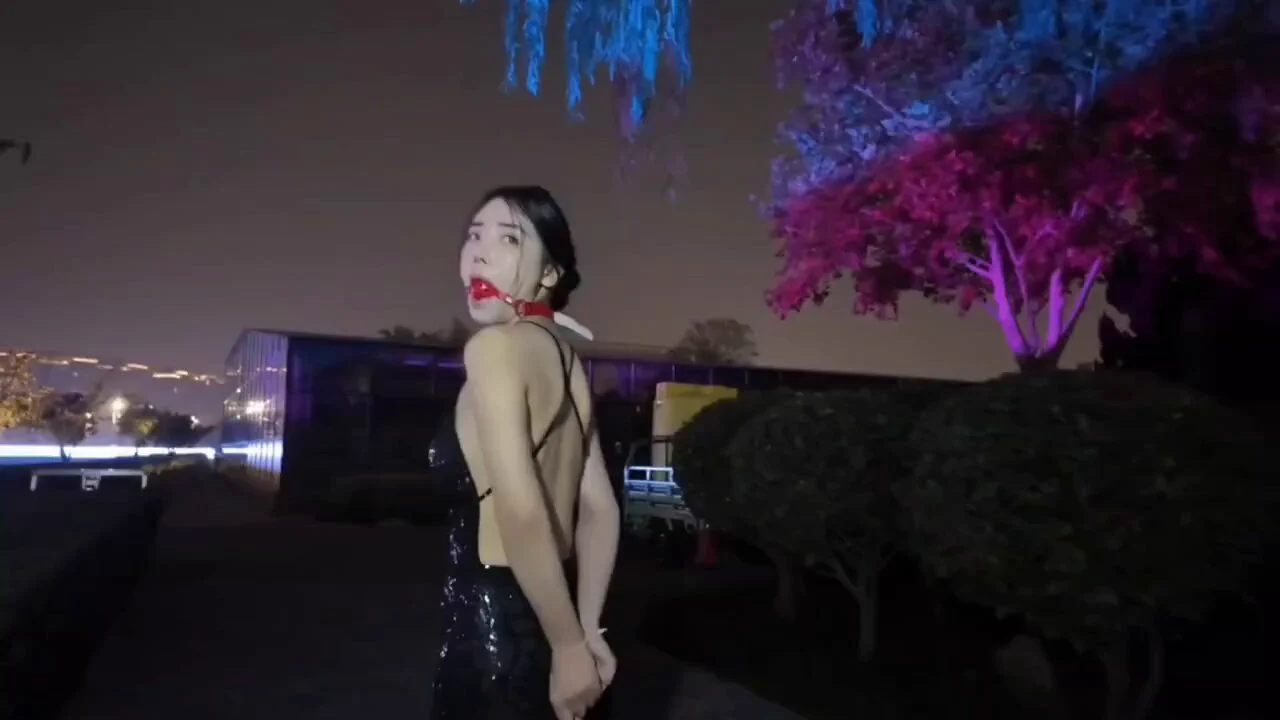 户外调教，真空礼服，大腿紧缚，脚绑绳拷，扎带捆手，口球穿上露背礼服，上身真空，下身裸腿加高跟，大腿被三道绳子紧缚，脚踝绑上绳拷，用长裙遮住出门散步。双手被扎带紧紧捆在身后，就这样继续散步。然后被戴上红色口球，口水止不住地往下流，在路边、桥上展示自己。 https://t.co/cmrQa79mMx