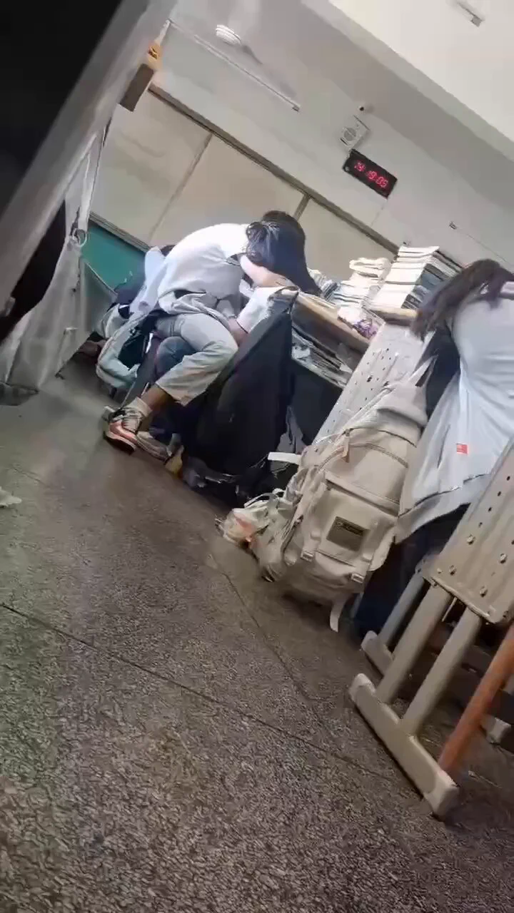 这是教室，不是“飞机场”，握日～ https://t.co/0vTTT7iUkO