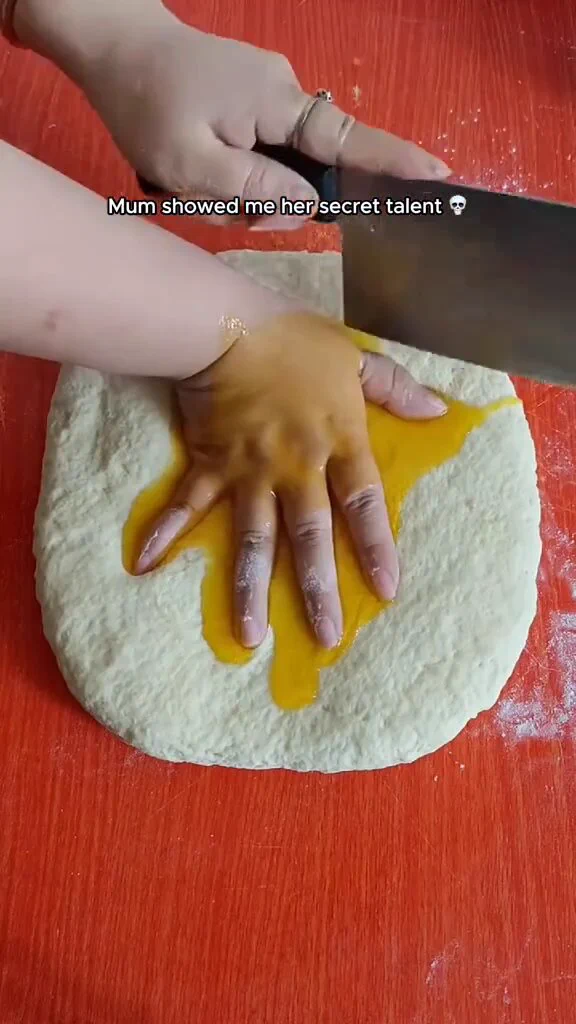 ケーキ作りの動画を見て「とても怖い😭」と叫びました。手を使って生地を切る姿に緊張感が走り、心臓発作寸前でした。母親の「秘密の才能」ですが、危険すぎます😱 https://t.co/6ZUwBUW7WQ