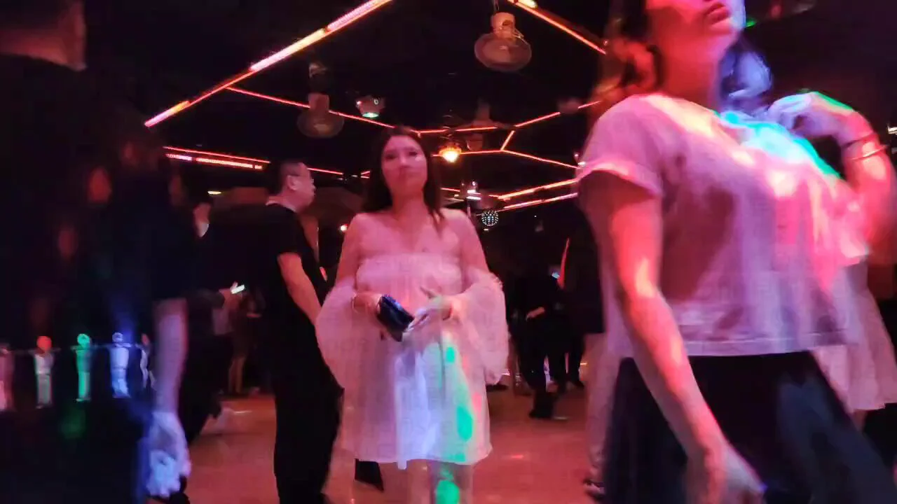 奶子露的越多越能吸引男人!谁是猎人谁是猎物?自制力不佳的兄弟最容易成为猎物!不要被舞女欺骗,欢场的温柔体贴非常廉价。最佳的策略:几十块摸奶扣逼就放手,绝不恋战。你的好感是鱼儿上钩的标志。实在忍不住要叫出去开房打炮,也要量力而行,绝不高于市场价。舞厅里那么多鸡,不行就换! https://t.co/97RryPma88