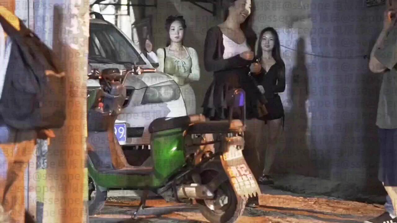红灯区实拍:嫖客太多了,很多光棍娶不到老婆,只好找妓女发泄! https://t.co/R4w5snMnER