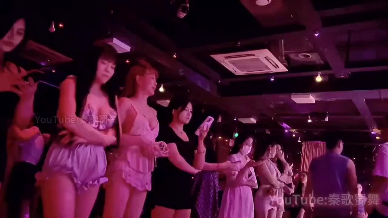 袒胸露乳,性感风骚!男人把她们当玩物,殊不知自己竟是猎物!舞女都是高收入群体,漂亮一点,玩的开一点,会算计,月入十万很正常。很多舞女开奔驰宝马保时捷,房子在市区都是几套,而且是全款。妥妥的富婆。所以花十块二十块就能体验富婆的味道,挺划算的。 https://t.co/GifG73j0Pg