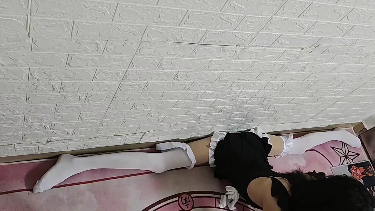 小湿穿着女仆泳衣向你走来，并劈了个叉૮₍˃̶ꇴ˂̶₎ა https://t.co/ev7nXNyO3z
