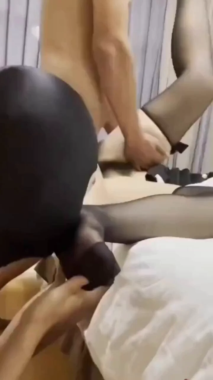 绿帽癖奴伺候情侣主爱爱，人家爱爱的时候你就只配看着舔脚底，舔着结合处，舔男主的 大 鸡 巴，贱狗 ！！！🐢 https://t.co/kUtqMrPl8c