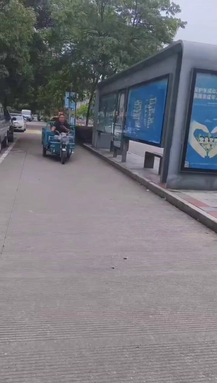 随机找路人拍视频，这个小哥出奇的淡定，拍摄结束后我忽悠他说是做没胸产品的，需要真实反馈这样找人拍比较真实，我的忽悠能力可太强了
@luchu888 
@Public_Catgirl1 
@publicnuditysm https://t.co/qLsfW4yaKo