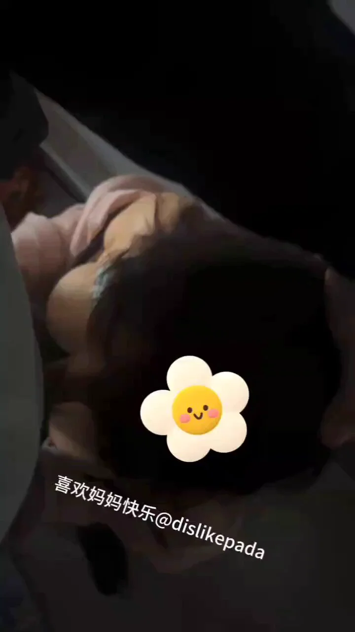 周五，陪学姐，去逛商场，路上她总摸我，在商场的消防通道，我把学姐扒光，让她的大奶子露出来，黑色丝袜里面第一次不穿内裤，紧张，刺激，羞耻。很害怕周围人知道她没有穿，舔我鸡巴的时候，楼道里还有工作人员走动，好几次学姐都咬到我的鸡巴了，舔玩出来手心里都是汗。 https://t.co/uyRIgopck9