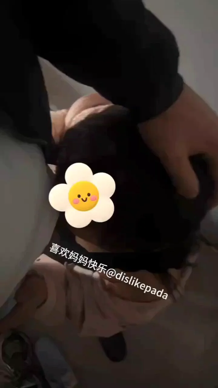 周五，陪学姐，去逛商场，路上她总摸我，在商场的消防通道，我把学姐扒光，让她的大奶子露出来，黑色丝袜里面第一次不穿内裤，紧张，刺激，羞耻。很害怕周围人知道她没有穿，舔我鸡巴的时候，楼道里还有工作人员走动，好几次学姐都咬到我的鸡巴了，舔玩出来手心里都是汗。 https://t.co/uyRIgopck9