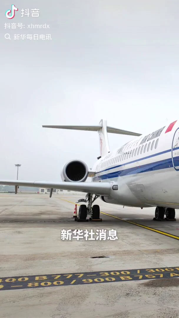 7月1日8时许，由国产客机C909执飞的国航CA757航班从呼和浩特白塔国际机场起飞，经过1个多小时的飞行后顺利抵达蒙古国首都乌兰巴托，标志着国航首条C909国际航线正式开通。 https://t.co/fmiFjM8j2G