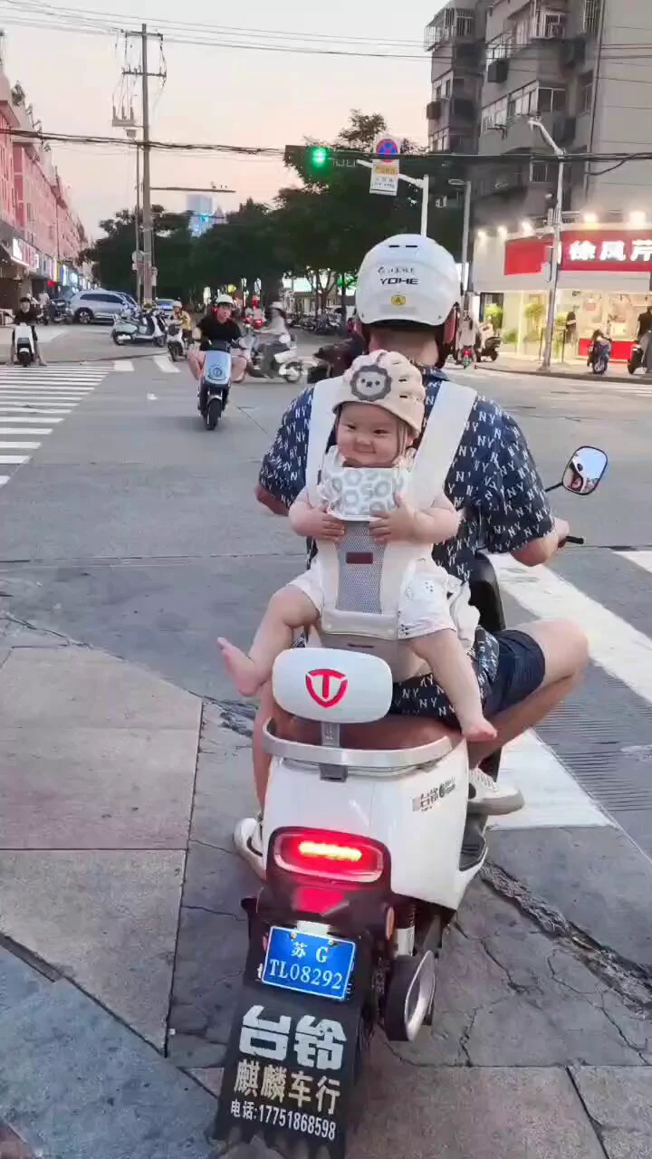 跟着爸爸一起出来兜风的小宝宝。肉肉的可真可爱。 https://t.co/JXT8mNE6hn