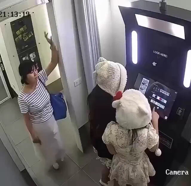 ハノイの写真ブースで、待ち時間に我慢できなくなった韓国人観光客がベトナム人女性を暴行。
 https://t.co/W19CL7zDqE