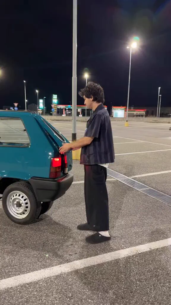 この車、バイクみたいにプレスされてフラットすぎ！🤣  
“転ぶなよ！”って心配になるレベル。  
予算少ないけど、個性は満点だね。😂

 https://t.co/IYzJ7tLbq4
