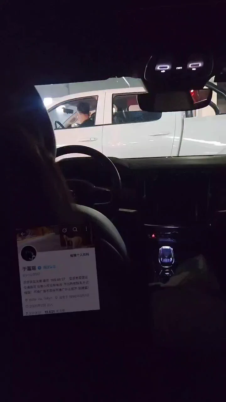 巅峰之作 万象城开业 人山人海的地下停车出口 极限露出 看着一辆辆车进出 一排排人路过 在车面前聊天 好羞耻刺激 不知道被多少人看到了数不过来了 甚至有小哥趴在窗户看还好有老公在  明天老公朋友老婆 陪我们一起呆几天 说是为了报答🤣
@luchu888 
#人前露出 #反差人妻 #绿帽老公 https://t.co/WOJK374cgW