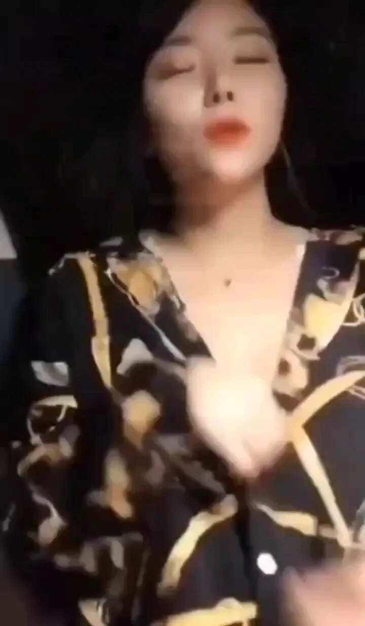 “我好热啊，可以解颗扣子嘛，里面有穿衣服的”
“长这么漂亮干嘛呀，你别勾引我”
大胸美女深夜坐滴滴勾引司机小哥，司机开始还说别勾引，结果沉不住气被狐狸一样的美女一番调戏，直接车震无套内射美女主播

完整版点击评论区 https://t.co/TC25wWEdrf