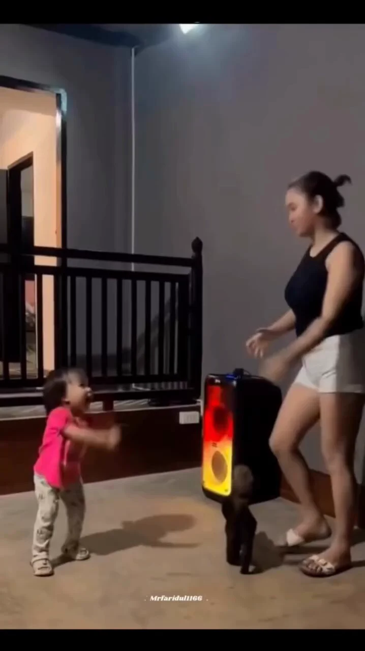 The way she opens up her hands😂❤️ https://t.co/1rJf41kRB0