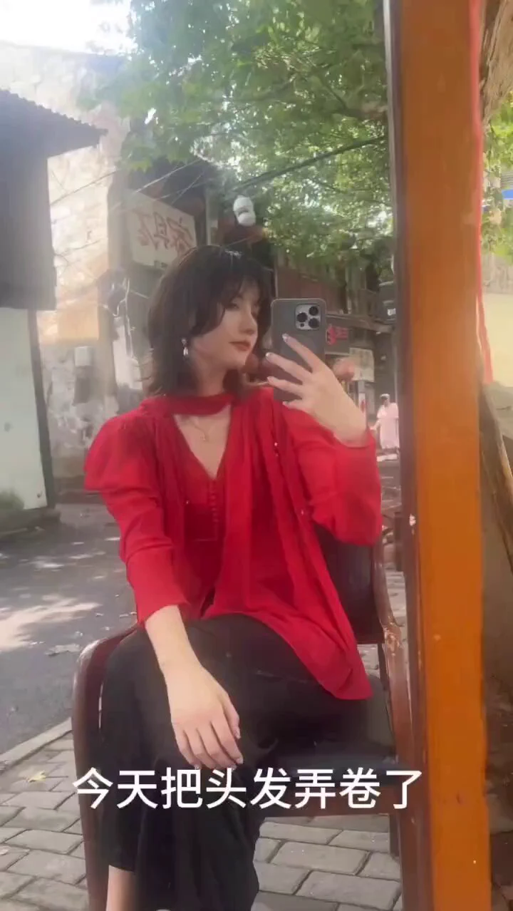 烫着妈妈年代的卷发，走过杭州最后的老街 https://t.co/MfKXzDL0j0