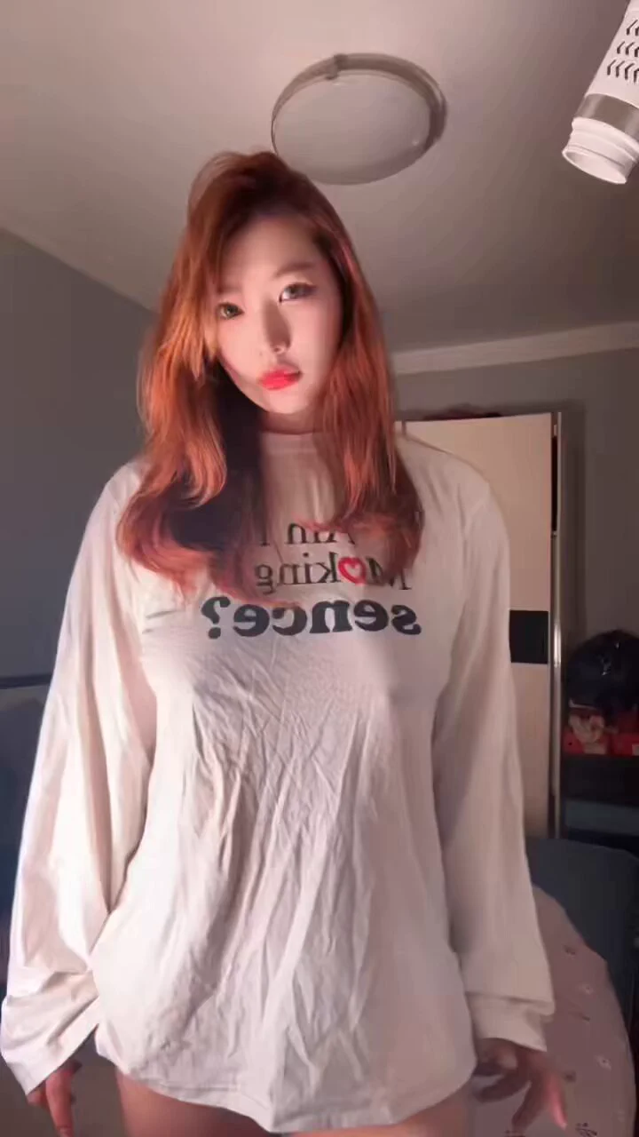 “睡衣下面是什么 宝宝 🥵～”
#反差 #人妻分享 
@Xiaoxiaofoer @ToukaYuan 
@MitsumeDoji https://t.co/dgDcKYJUtw