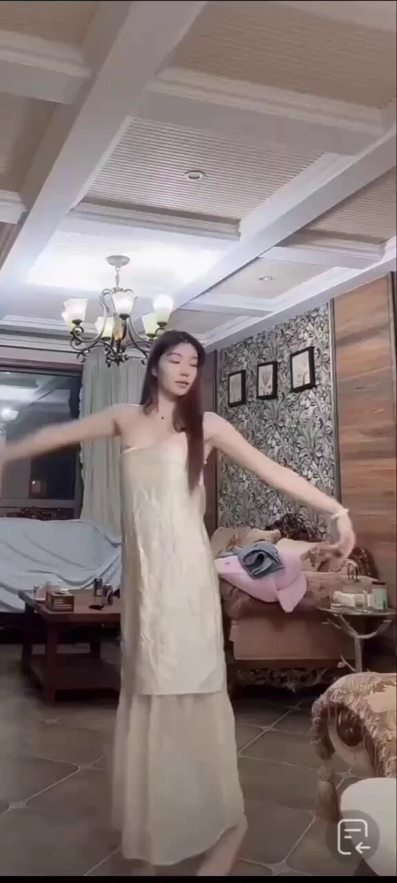 衣服越跳越下了 https://t.co/xLo4ULelU0