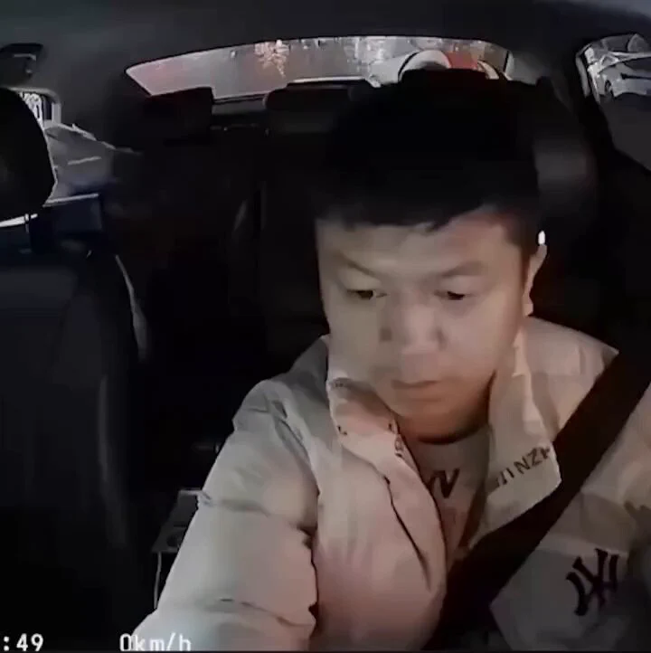 Rare moment when a deaf taxi driver picks up a deaf passenger.
https://t.co/ETkRipJ13K