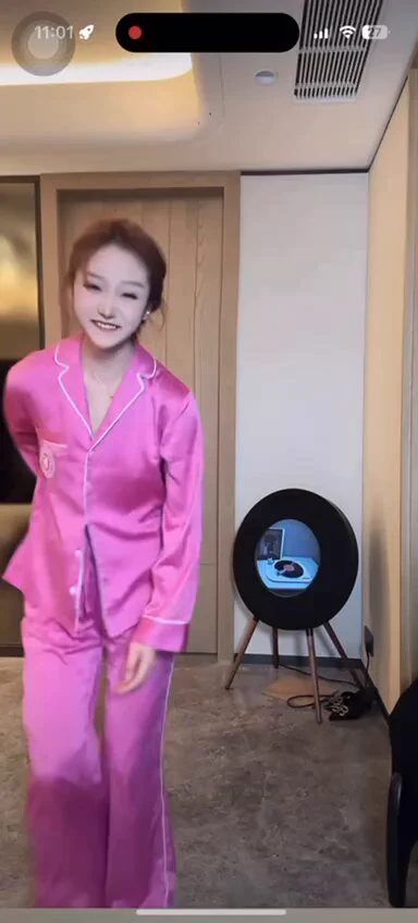 我怎么看成有两个乳头？ https://t.co/bPR04wGQm4
