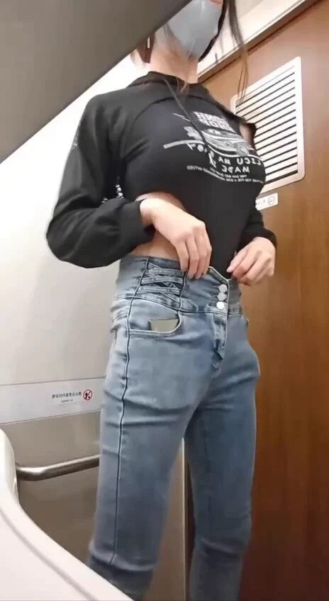 发骚了？狗屌又开始流水。
全裸耻辱的跪在狗笼旁，
鸡巴周围的阴毛已剃光。
饱满胸肌写着“骚逼”
艹我，主人，操我！”
 “用肉棒打我的乳头..........”
 “呜...舔我.....别射精……啊 
继续操，屁眼好爽 https://t.co/83MtEbvYrF