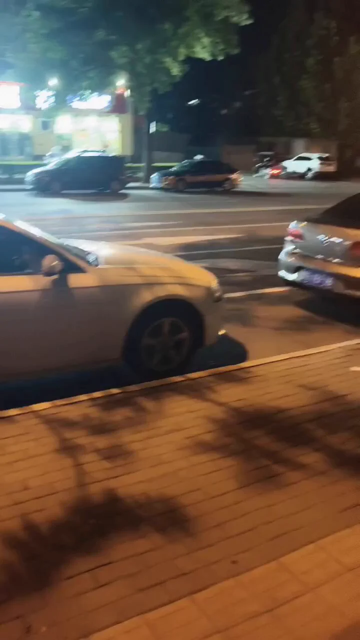 夜幕下的放纵，繁华的街道 https://t.co/1rrJmKQdFn