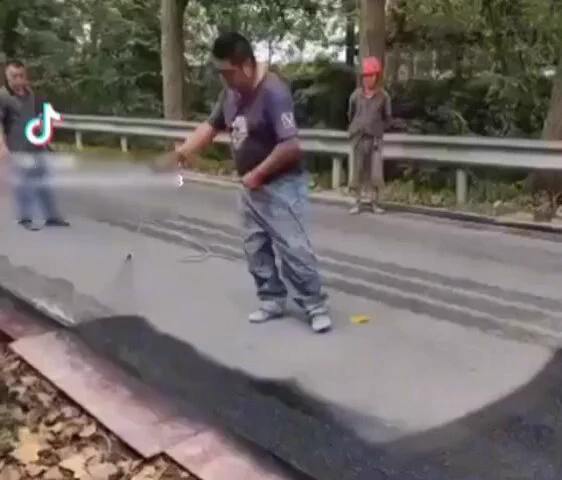 中国🇨🇳の道路工事の映像
アスファルトを新設するんじゃなくて
上からペンキを塗っておしまい？
これがチャイナクオリティなのか… https://t.co/Eilge1yLaq