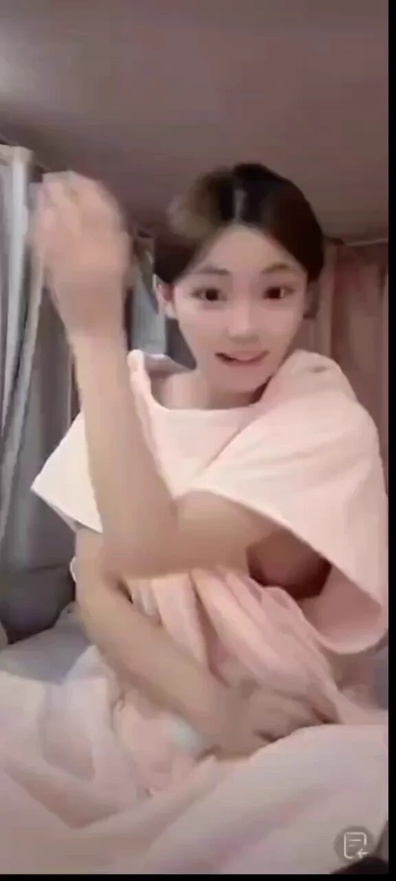 可爱的外表下藏着一双巨乳 https://t.co/cbasuWmoLA
