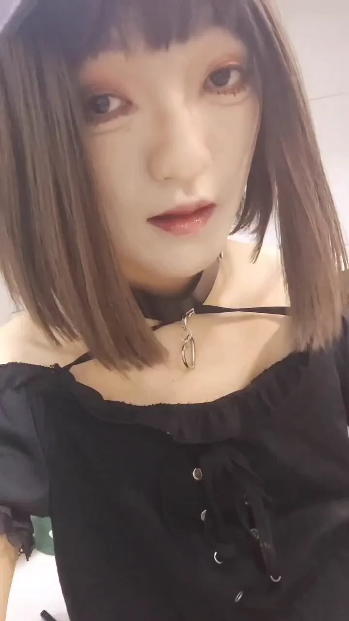 想臭美一下结果妆画成一坨…
#男娘 #线下 https://t.co/KO4HPl54Bi