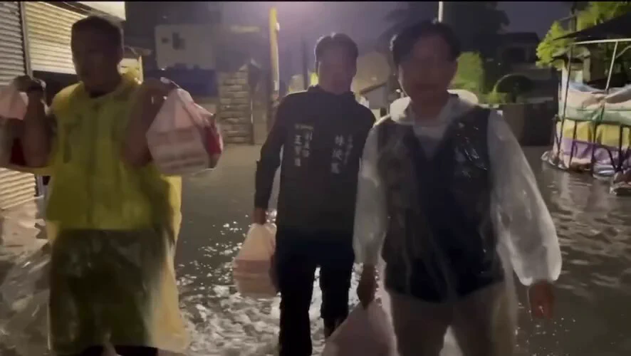 從早上救災忙到晚上，晚上七點半涉水送便當給獨居老人

來來來，白藍說這叫做作秀

X你涼 https://t.co/pFePN6DcyI