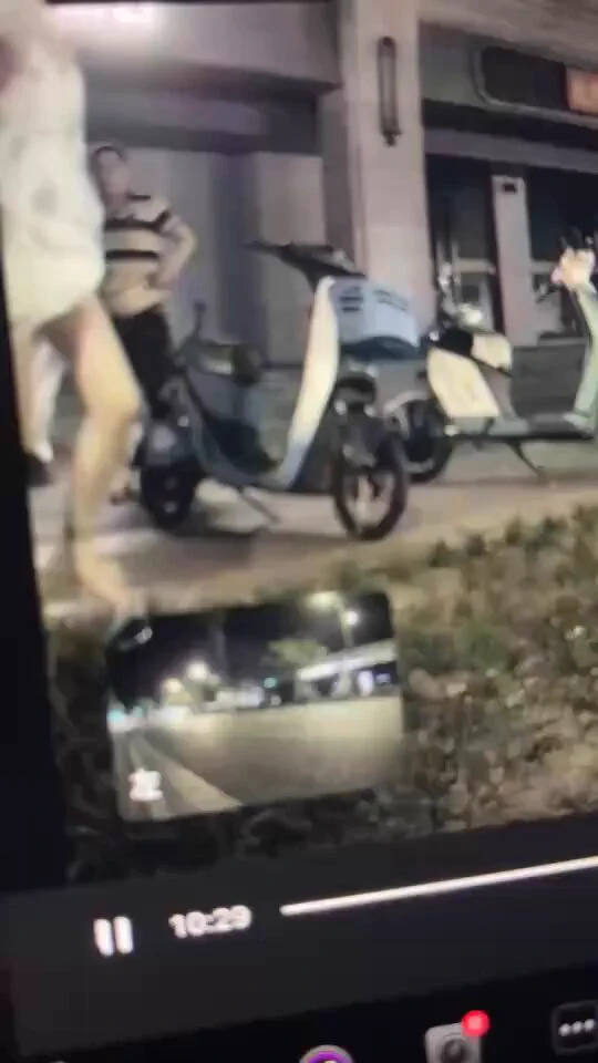 昨天晚上约了一对夫妻，回家的时候，哨兵模式提示，车辆前方，有人长时间逗留，我就打开看了看，一个少妇在我车前面尿尿，她老公还看着，真想问他们要个联系方式，好好开发他老婆。 https://t.co/lWmaNSDRAT