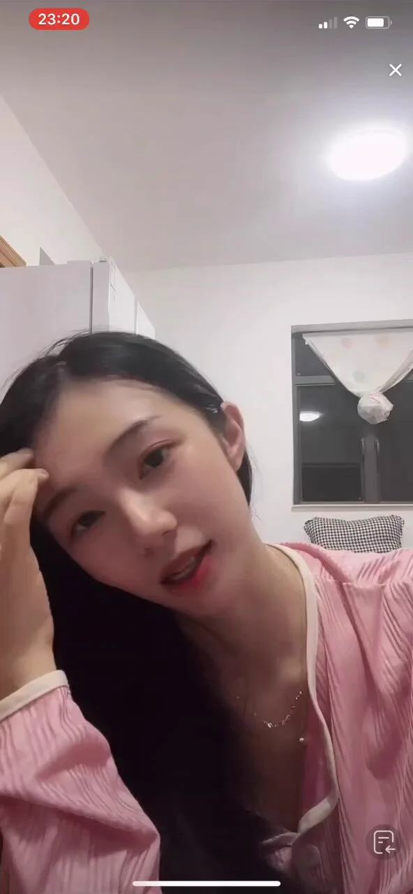 最后发现奶子漏了自己都笑了😂 https://t.co/gDsG76I4is