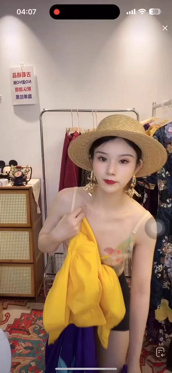 女装直播间来那么多男的怎么回事🤔 https://t.co/LVe7MpOoN1