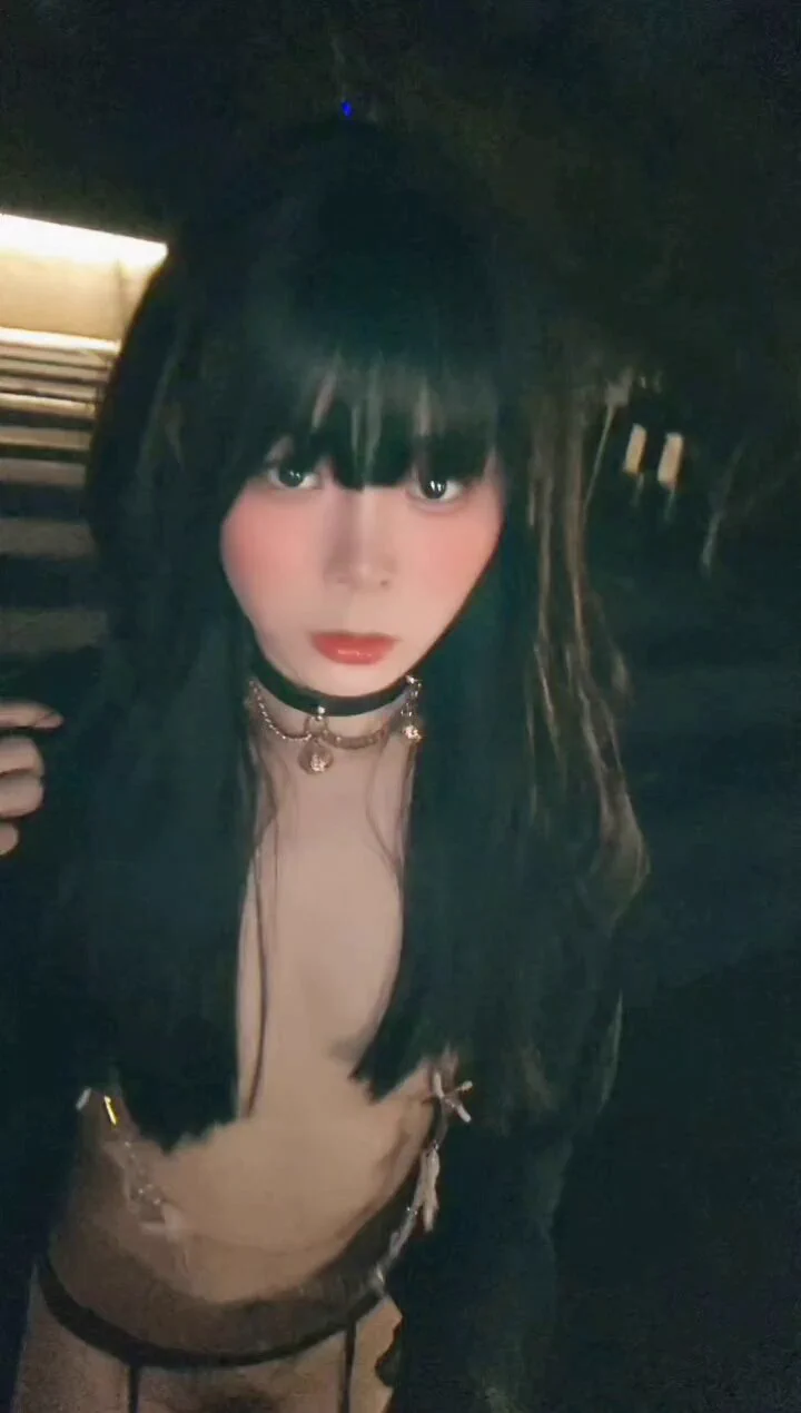 有钱人定制的露出part.1
只穿吊带袜在公园散步，项圈乳夹和肛塞发出响声总让我觉得有人跟着我，又兴奋又害怕嘿嘿♡ https://t.co/c7vfA3rT9u