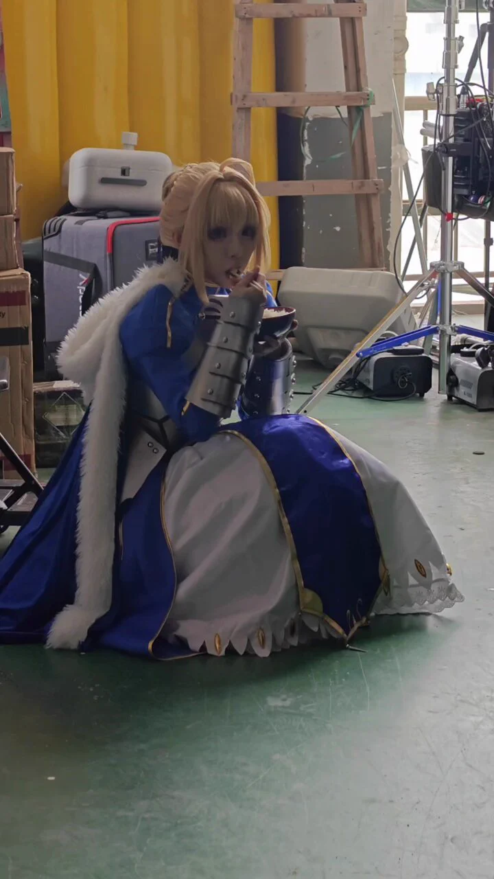 彼女がこっそりと食事をしている姿はとても面白い。
#Saber  #fate #fgo https://t.co/unCxNkLwSG
