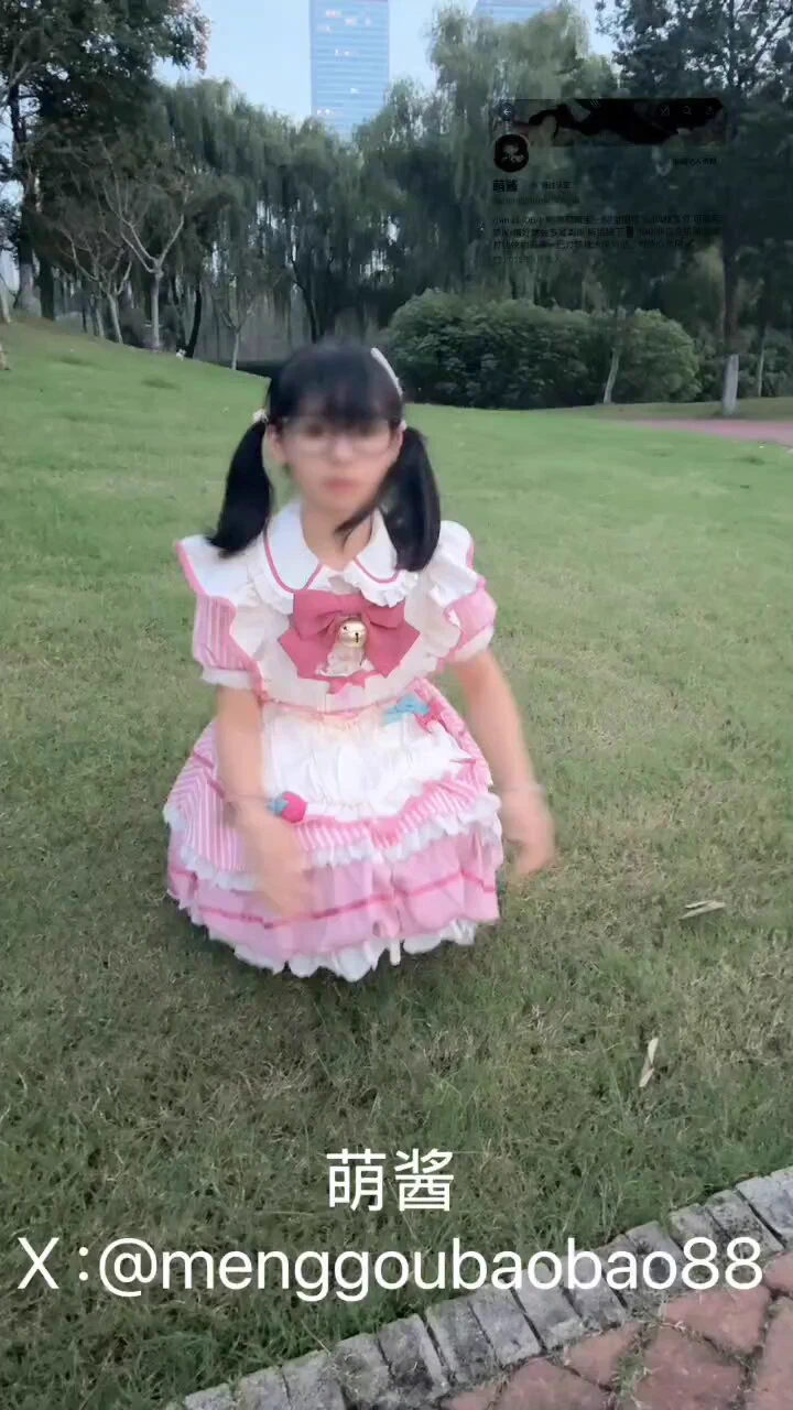 在人来人往的路口撅着屁屁放尿的萌萌反差小萝莉 旁边还有人在露营嘻嘻˶•ᴗ•˶
@Xiaoxiaofoer 
@Toukayuan
@MitsumeDoji https://t.co/3szd0B5kc9