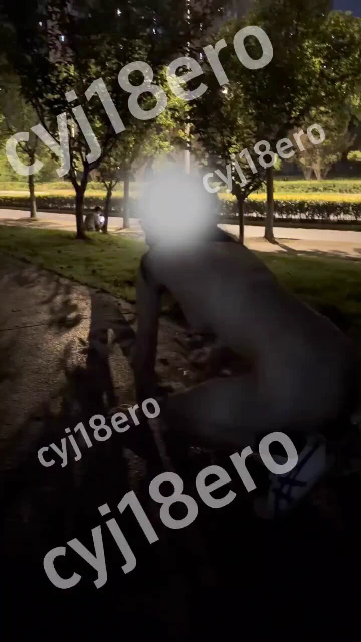 蚊子有点多，本来打算再拍张照片就结束拍摄了，结果又有一对电动车开过来了，乘老婆背对着赶紧开机继续录像，哈哈，两个地产小哥的其中一个直接大喊“我去”，还停下车看，老婆光着屁股转头就逃跑啦🤣
#露出 #露出女友  #露出人妻 
#淫妻 #分享女友  #分享老婆
@luchu888 @luchu888888 @Public_Catgirl1 https://t.co/Uukpb3In19