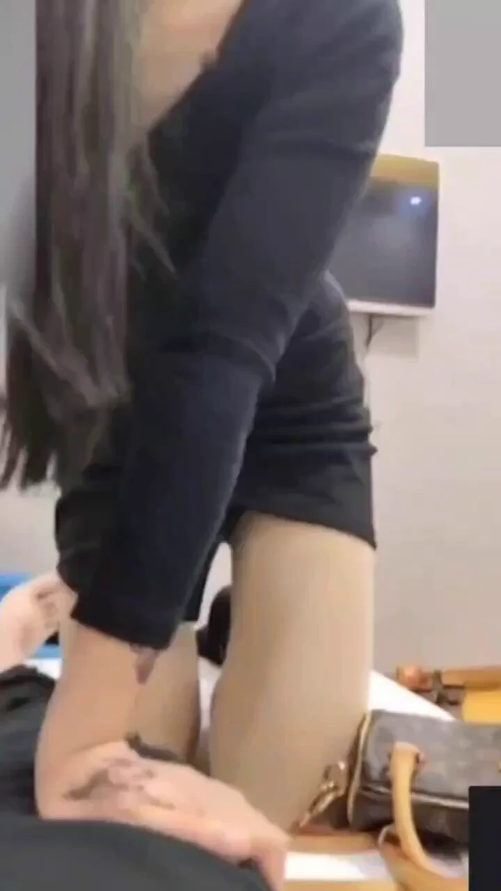 “以后天天来找你按摩，你别生气了！”
足疗店女技师当着同事的面被客人揩油按摩，慢慢打开防御底线，尺度越来越大，最后半推半就的同意了客人的无理要求

完整版点击评论区👇👇👇 https://t.co/rJJ4Mze1Ft