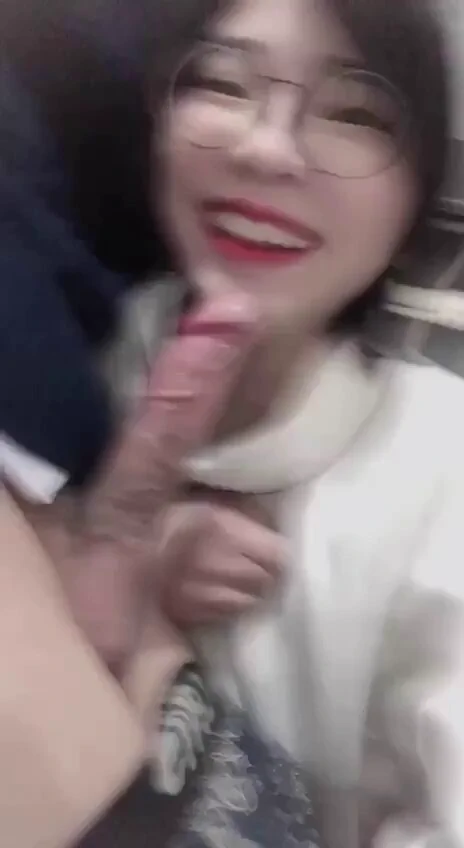 眼镜妹最爱吃鸡

完整版这边看：
https://t.co/rdKiswyU0W https://t.co/RLqcXFc6co