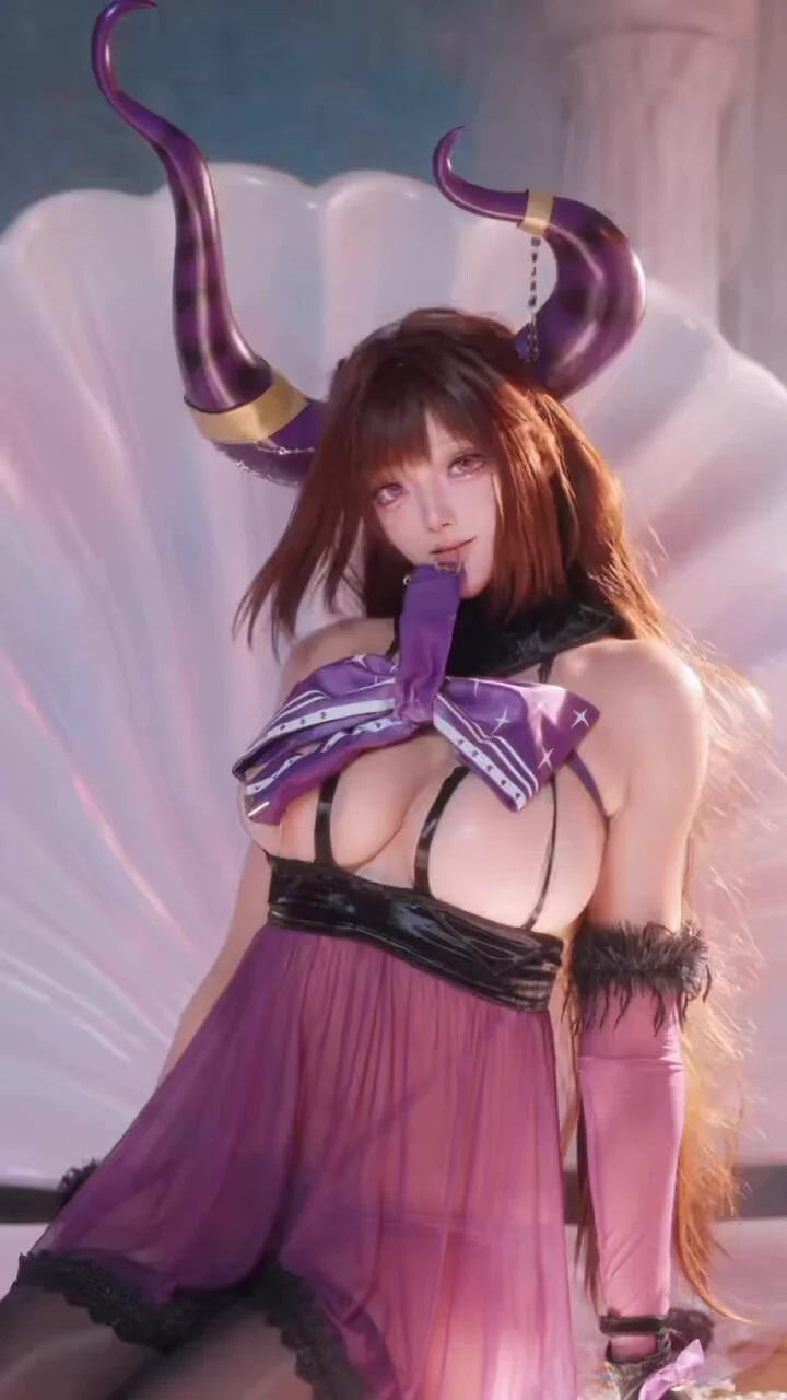 You couldn't resist how beautifully I was dressed? Heheh... 💜
#QueenAnnesRevenge 
#AnneQueen 
#AzurLane 
#Yostar https://t.co/Rl80MJSOty
