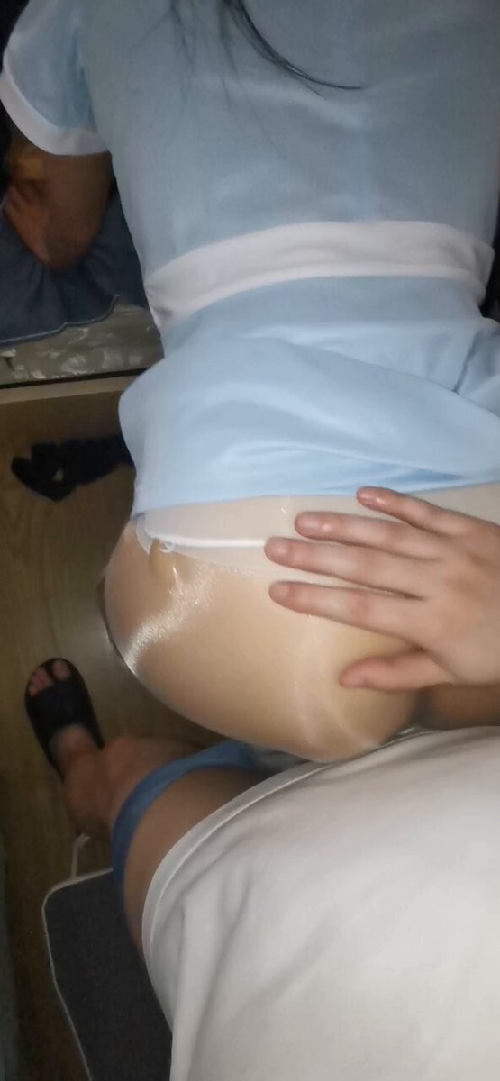 给爱妻拍写真，拍摄中爱妻就不断用白丝骚脚引诱我，拍摄完自然是要奖励一下她了。白丝骚逼一点点包裹住我的大鸡吧，然后白丝骚屁股不断前后活塞运动，丝袜的光泽更是让人看的欲罢不能，在爱妻一声声呻吟中，将全部爱液射进了爱妻的白丝骚穴中，一股暖流直达爱妻身体，淫叫声也越发迷人 #情侣双丝 https://t.co/I6AHYtVCRg