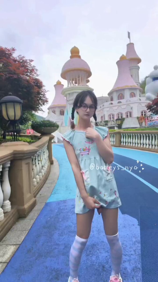是游乐场露出的坏孩子～ https://t.co/uzXwHKCDoF