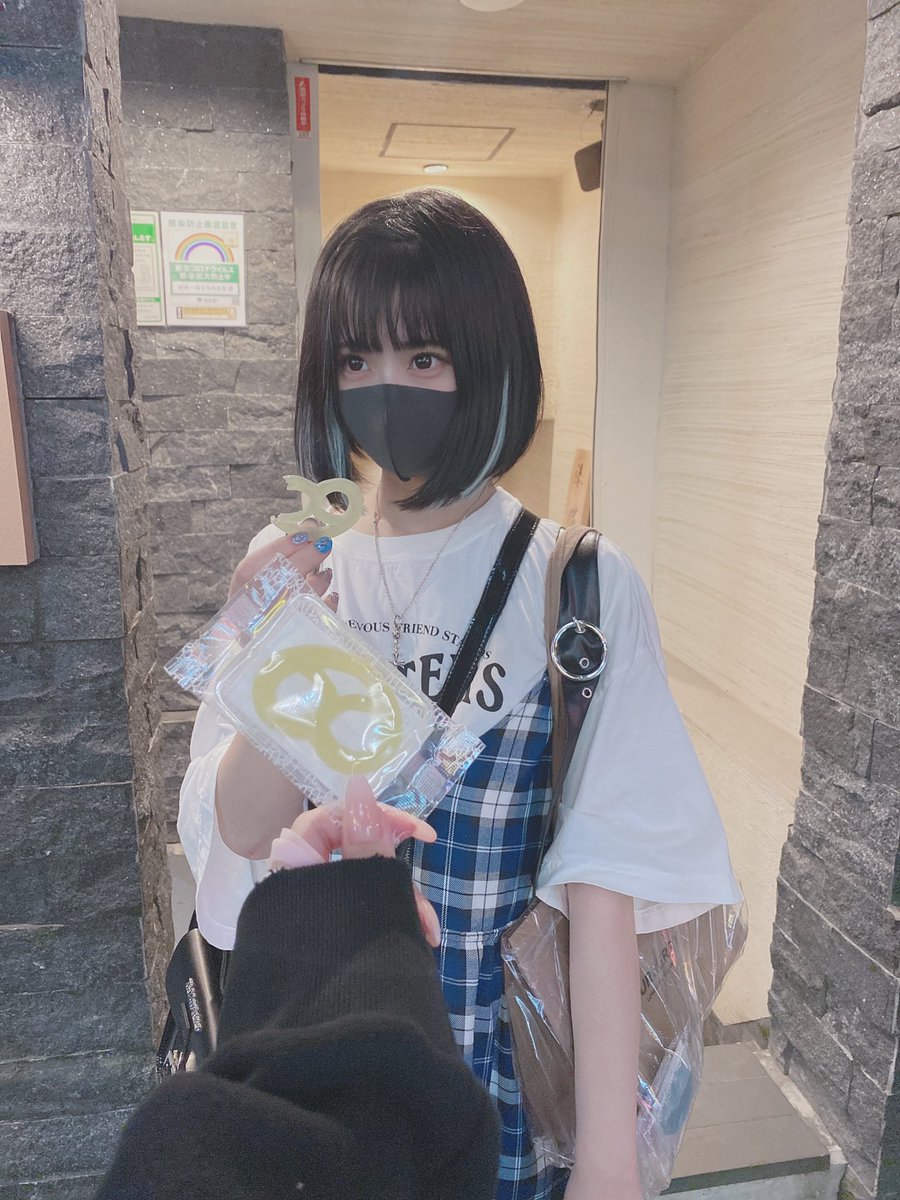 このお菓子めっちゃ美味しいのに全然売ってなくて、6個しか入ってないのに「大好きだから…」って貴重な1個もらったww
ありがとう🥺💕💕 https://t.co/qlPnFZURZQ