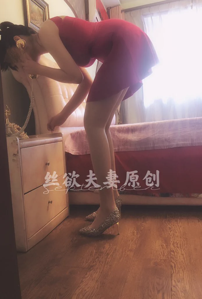 媳妇又是天亮回来的！一进屋电话就打个没完😂大概内容就是:昨晚吃完饭看完电影，粉丝小哥哥带着媳妇又叫上几个朋友奔赴夜总会了！搞的朋友和小姐都以为媳妇是小哥哥自己带来的小姐呢！！之后嘛就是各种喝酒各种游戏！很是刺激！ https://t.co/IT50pN7GnB