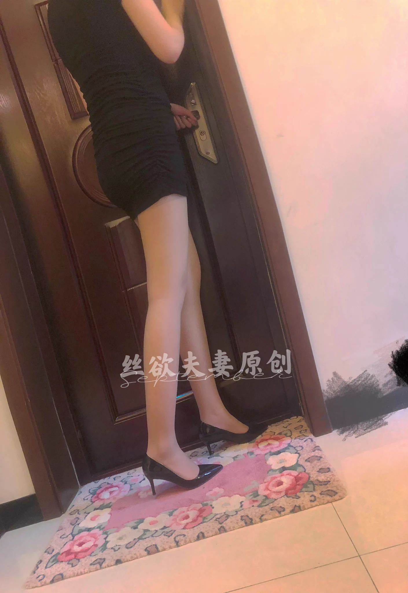 老婆这个时间出门！我问干嘛去她也不说，我说还下着雨呢带着雨伞！谁知道她说不用带啊反正也不会淋雨😂，我一掀裙子又是开裆丝袜无内？老婆淫荡一笑，看着她上了粉丝的车，我瞬间秒懂😂不知道一会儿会发生点什么 https://t.co/fCt2lHS8SN