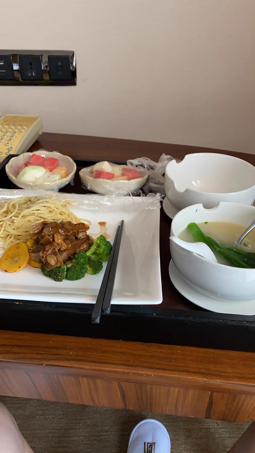 与人妻女友约在酒店叫送餐。进门就上演激情模式，沙发上就缠绵起来了，顺手地解开胸罩扣子，狂亲几下就忍不住去扒裙子里的内裤，一摸是湿的！然后我起身把自己扒光，要在沙发来一发😂一进去就听到久违的声音，刚没几下，她电话响起了，是老公，幻想电话情节来了！结果她接电话就走了，留下我吃两份餐😭 https://t.co/Kc06t9Rsjf
