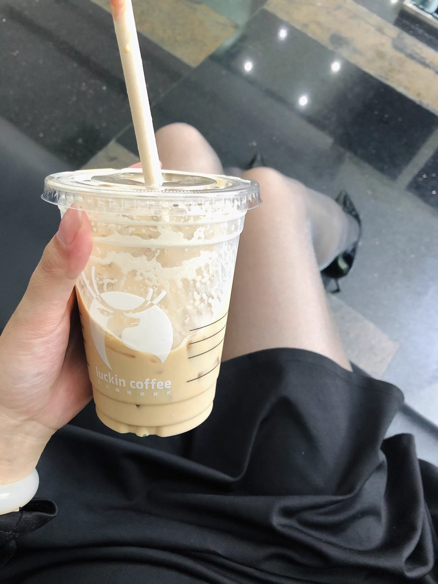 🧦：@limerencem 银脚大王！在公司楼下瑞幸喝咖啡拍的，旁边的人走来走去，抬腿的时候好像被隔壁公司的帅弟弟看到我无内穿丝了，好刺激！他会不会认为我是骚货？ #涞觅润丝#投稿 @Dayulejia91 @Fanjiahui2020 @DP_ArtStudio @Sexyallnight609 @Dream_QY https://t.co/pKMIlDvOs7